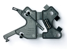 Double-Clip, der drei Leitungen für ABS-Sensor, Bremse, CDC an zwei Befestigungspunkten der Hinterachse