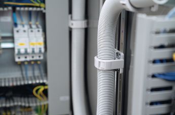 IWS Wellrohrhalter werden verwendet, um Kabel und Leitungen in Schaltschränken und im Maschinenbau zu schützen und zu führen