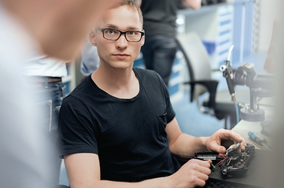 Techniker entwickelt Autotool 2000 CPK.