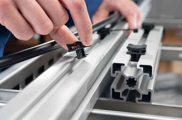 Der ACFM-Kabelbinder wird einfach per Hand in die Nut gedreht